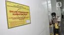 Stiker barang sitaan dipasang pada kontainer yang digunakan untuk menyelundupkan ikan patin fillet ilegal di pangkalan PSDKP, Jakarta, Senin (10/8/2020). Kementerian Kelautan dan Perikanan bersama Polri mengagalkan penyelundupan 54,9 ton ikan patin fillet illegal. (merdeka.com/Iqbal Nugroho)