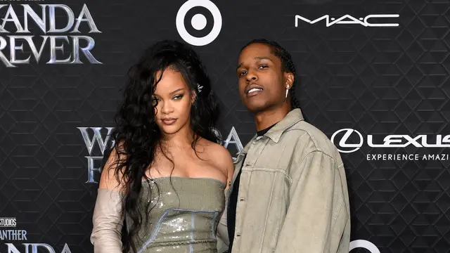 Penampilan Rihanna Bergaun Payet di Pemutaran Film Black Panther: Wakanda Forever