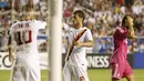 Pemain depan AS Roma, Francesco Totti (kiri), merayakan golnya ke gawang Real Madrid bersama Adem Ljajic di laga International Champions Cup 2014 di Stadion Cotton Bowl, Dallas, (29/7/2014). (REUTERS/Kevin Jairaj-USA TODAY Sports)