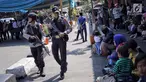 Pasukan Brimob Polda Metro Jaya bersenjata lengkap patroli di Terminal Kampung Rambutan, Jakarta, Selasa (19/6). Penjagaan dilakukan untuk memberi rasa aman kepada pemudik pada arus balik Lebaran 2018. (Liputan6.com/Faizal Fanani)