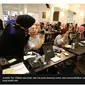 Disabilitas bernama Laninka Siamiyono, merupakan penggagas gerakan 1.000 listik dan membuka kelas make up untuk difabel. (BBC Indonesia)