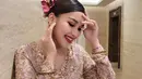 Untuk riasan wajahnya, Ayu Ting Ting didandani dengan makeup yang menonjolkan pada bagian mata dan bibir. Wanita 30 tahun itu menggunakan lipstik merah merona yang matching dengan hiasan sanggul simple-nya.(Liputan6.com/IG/@ayutingting92)