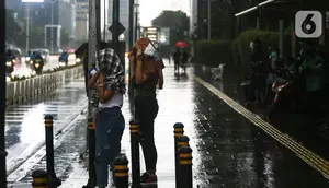 Warga melintasi jalan saat hujan di kawasan Bundaran Hotel Indonesia, Jakarta, Senin (1/11/2021). BMKG mengeluarkan peringatan dini cuaca ekstrem berupa hujan dengan intensitas sedang hingga lebat untuk berbagai wilayah di Indonesia hingga 6 November 2021. (Liputan6.com/Faizal Fanani)