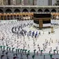 Sejumlah jemaah saling jaga jarak saat melakukan tawaf mengelilingi Ka'bah di dalam Masjidil Haram saat melakukan rangkaian ibadah haji di Kota Suci Mekkah, Arab Saudi, Rabu (29/7/2020).  Karena pandemi COVID-19, pemerintah Saudi hanya membolehkan sekitar 10.000 orang. (Saudi Media Ministry via AP)