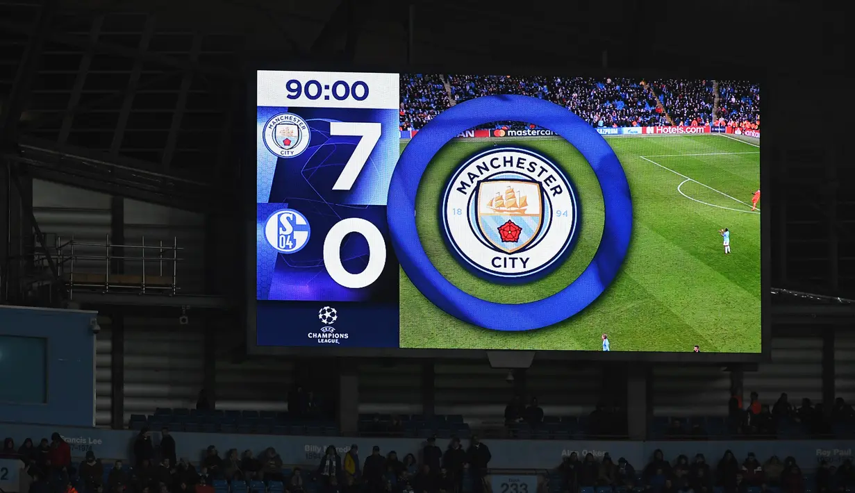 Papan skor 7-0 terpampang saat pertandingan usai pada leg kedua, babak 16 besar Liga Champions yang berlangsung di Stadion Etihad, Manchester, Rabu (13/3). Man City menang 7-0 atas Schalke. (AFP/Oli Scarff)