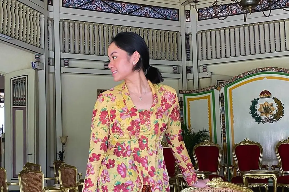 Cicit Pahlawan Nasional, Ini Pesona Rania Maheswari Yamin Pakai Kebaya Motif Bunga