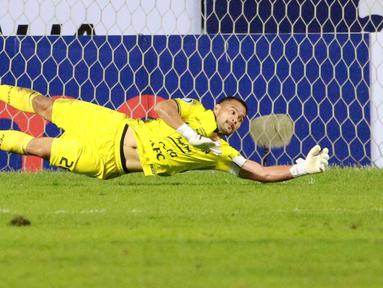 Kiper Persija Jakarta, Andritany Ardhiyasa, berusaha menghalau bola saat melawan Persikabo 1973. (Bola.com/M Iqbal Ichsan)