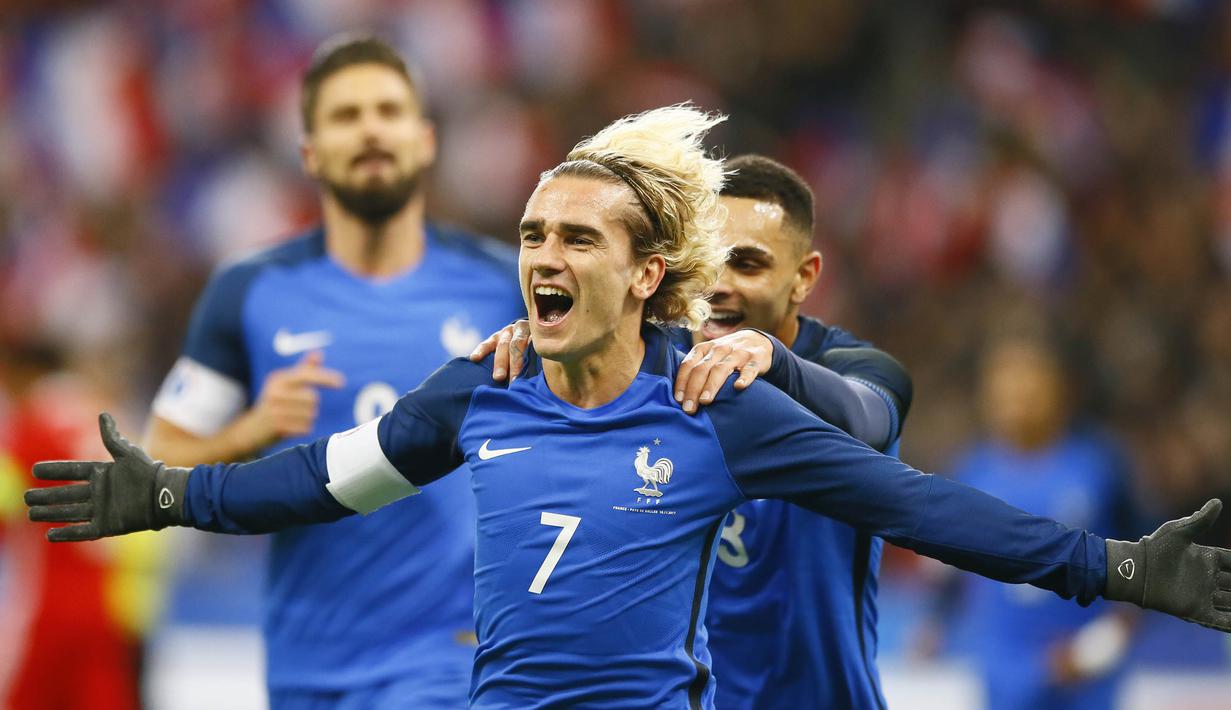 Striker Prancis, Antoine Griezmann, melakukan selebrasi usai mencetak gol ke gawang Wales pada laga persahabatan di Stadion Stade de France, Sabtu (11/11/2017). Prancis menang 2-0 atas Wales. (AP/Francois Mori)