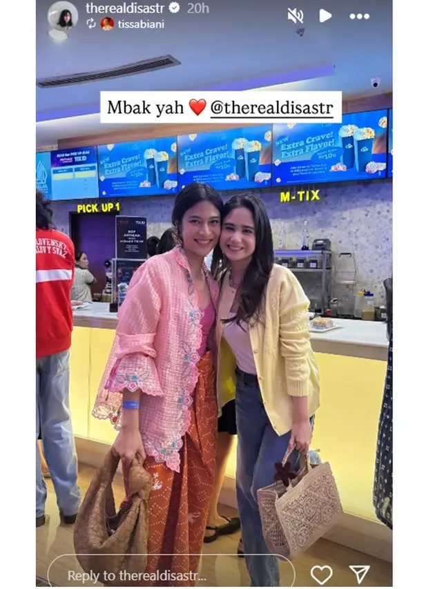 5 Detail Kebaya Dian Sastrowardoyo di Premiere Film 'Rangga & Cinta', Tampil Anggun
