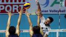 Pemain Timnas voli putra Kazakhstan, Alexandr Stolnikov melakukan smes saat melawan Korea Selatan di Semifinal Kejuaraan Voli Asia 2017 di GOR Tri Dharma, Gresik, Senin (31/7). Kazakhstan unggul 3-2. (Liputan6.com/Helmi Fithriansyah)