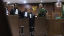 Terdakwa asisten pribadi mantan Menpora Imam Nahrawi, Miftahul Ulum berbincang dengan tim kuasa usai menjalani sidang pembacaan dakwaan di Pengadilan Tipikor Jakarta, Kamis (30/1/2020). Miftahul didakwa menjadi perantara suap sebesar Rp 11,5 miliar. (Liputan6.com/Angga Yuniar)
