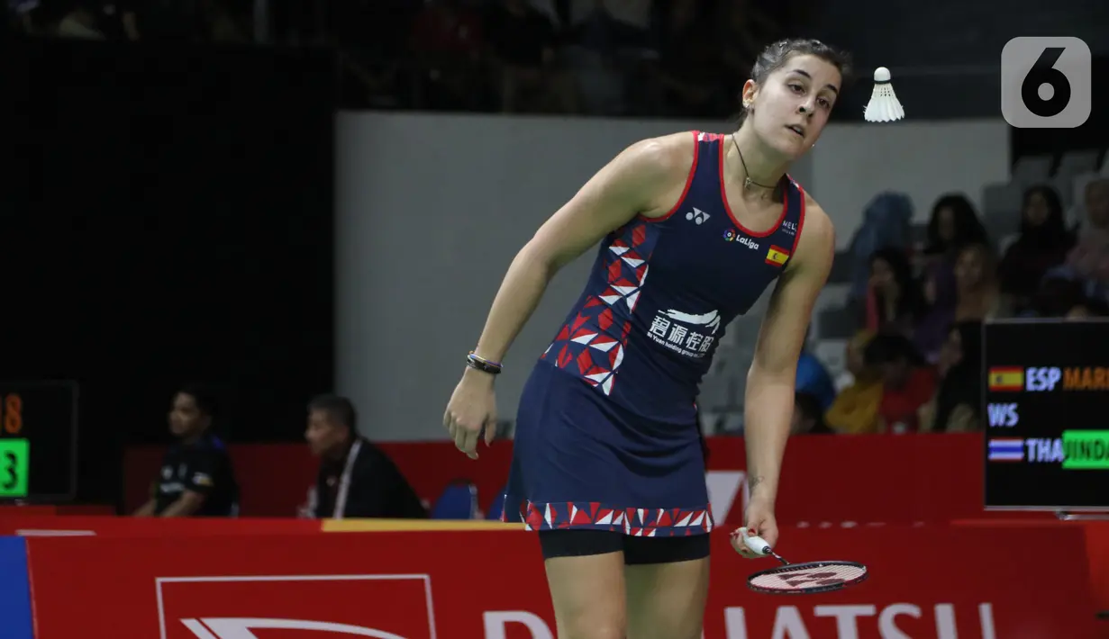 Pebulutangkis tunggal putri Spanyol, Carolina Marin saat melawan Nitchaon Jindapol (Thailand) pada babak pertama Indonesia Masters 2020 di Istora GBK, Jakarta, Rabu (15/1/2020). Carolina Marin unggul 21-13, 21-15. (Liputan6.com/Helmi Fithriansyah)