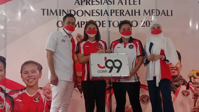 Owner J99 Corp Gilang Widya Pramana yang juga dikenal dengan Crazy Rich Malang memberikan bonus kepada Greysia dan Apriyani