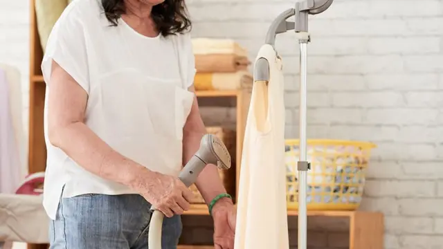 Gunakan steamer pakaian untuk melicinkan