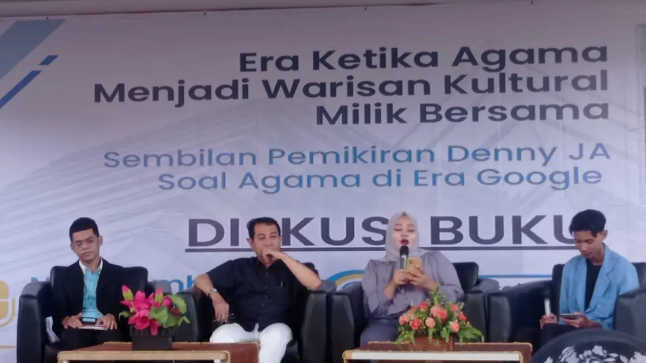 Kegiatan diskusi dan bedah buku "Era Ketika Agama Menjadi Warisan Kultural Milik Bersama: Sembilan Pemikiran Denny JA Soal Agama di Era Google" di Perpustakaan Soeman HS, Pekan Baru, Riau, Selasa (20/6/2023).