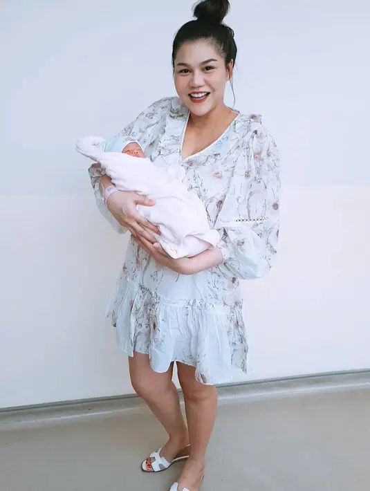 Kehidupannya DJ asal Thailand ini kini sudah berubah total semenjak sudah berkeluarga. Demi mengurus keluarga tercinta, DJ Butterfly juga membatasi pekerjaannya di dunia hiburan. (Liputan6.com/IG/dj_kattybutterfly36)