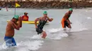 Peserta tiba di pantai usai berenang sepanjang 1,5 km pada Herbalife Bali International Triathlon 2016 di Sanur, Bali, Minggu (14/8). (Liputan6.com/Made Anto)