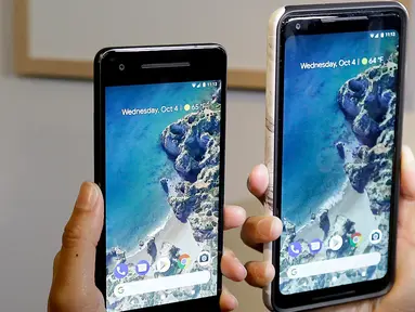 Google perkenalkan dua ponsel terbarunya, Pixel 2 dan Pixel 2 XL dalam acara Google di SFJAZZ Center, San Francisco, California, Rabu (4/10). Google resmi luncurkan dua ponsel terbarunya yaitu Pixel 2 dan Pixel 2 XL. (AP Photo/Jeff Chiu)