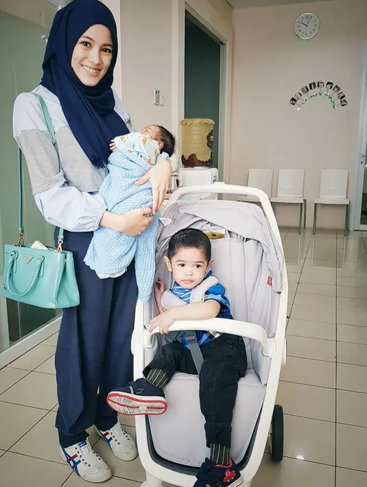 Coba lihat, meski sudah memiliki dua orang anak, Icha tetap seperti anak ABG. Bahkan gaya Icha yang satu ini masih cocok banget dicontoh mahasiswi untuk ke kampus. (Instagram/ichasoebandono)