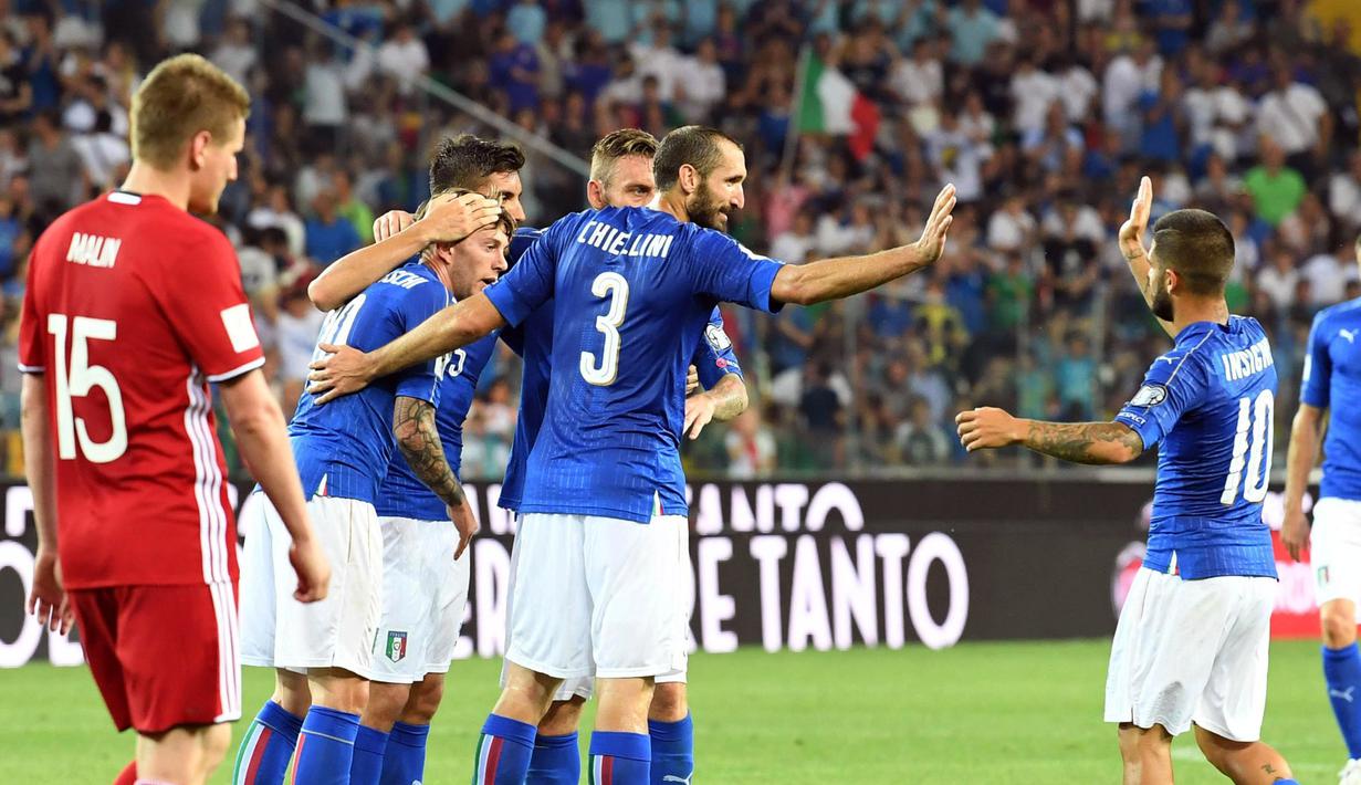 Para pemain Italia merayakan gol Federico Bernardeschi saat melawan Liechetenstein pada kualifikasi Piala Dunia 2018 grup G di Friuli Stadium, Udine, Italia, (11/6/2017).  (Alberto Lancia/ANSA via AP)
