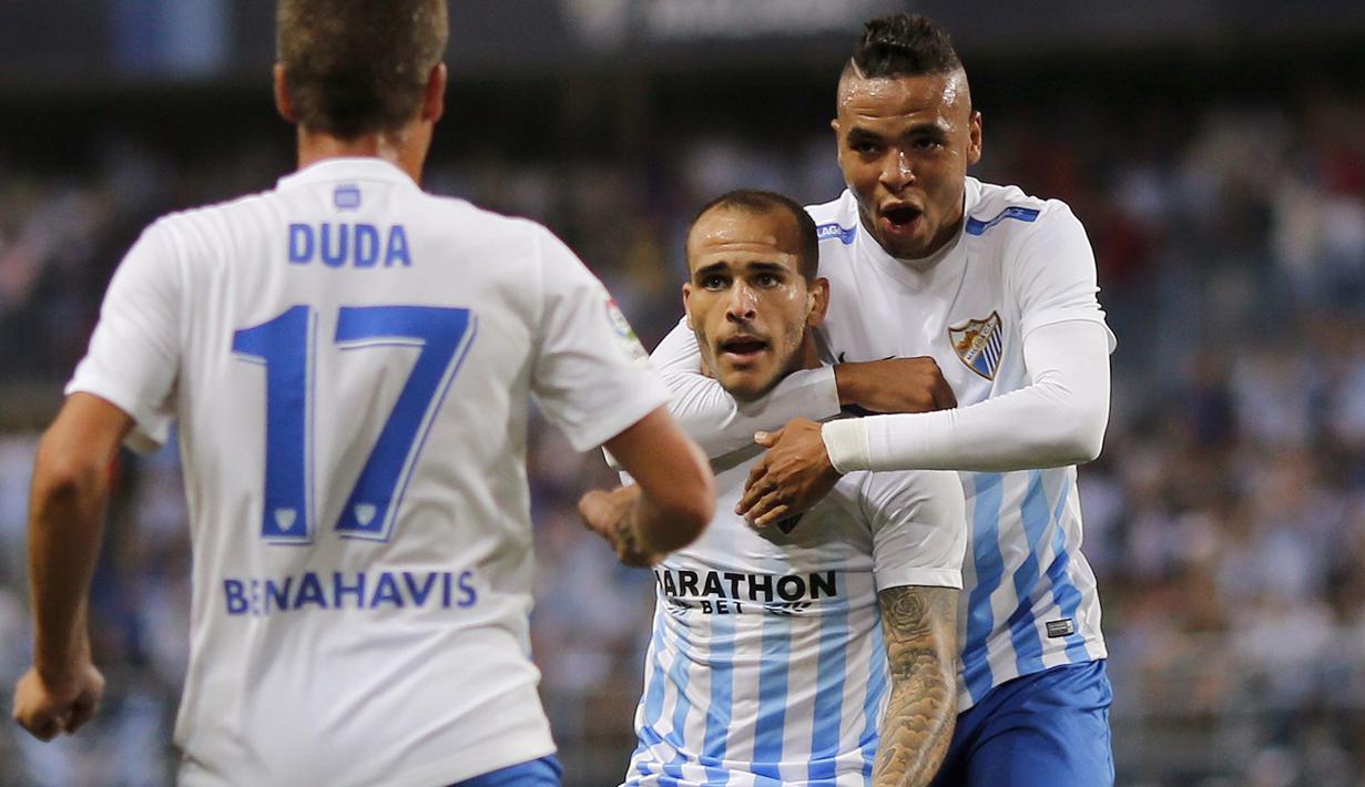 Pemain Malaga, Sandro Ramirez (tengah) termasuk dalam jajaran pemain dengan tembakan terbanyak pada La Liga Santander dengan total tembakan 20 kali hingga pekan ke-9. (EPA/Jorge Zapata)