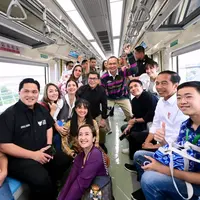 Sederet pegiat seni perempuan diajak Presiden Jokowi jajal LRT dari Stasiun Jati Mulya. Mulai dari Chelsea Islan, Yuni Shara, hingga Reisa Broto Asmoro [Biro Sekretariat Presiden]