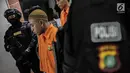 Aparat kepolisian berjaga dekat tersangka saat rilis sejumlah kasus kejahatan di Resmob Polda Metro Jaya, Rabu (6/3). Pada rilis gabungan itu petugas berhasil mengungkap sebanyak lima kasus. (Liputan6.com/Faizal Fanani)