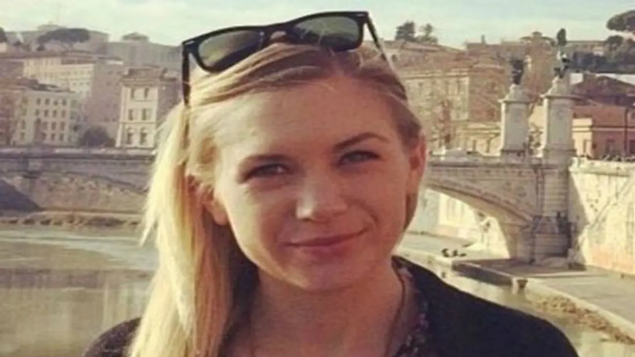 Jari Wanita Cantik Digigit Kuda Polisi New York