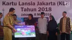 Gubernur DKI Jakarta Anies Baswedan menyerahkan secara simbolis Kartu Lansia Jakarta (KLJ) di Kelurahan Tanah Tinggi, Jakarta, Selasa (8/5). Pemprov DKI mendistribusikan tahap pertama KLJ kepada 12.141 penerima. (Merdeka.com/Imam Buhori)