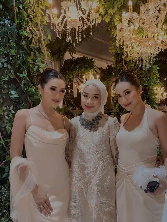 Selain sang mempelai wanita, penampilan para bridesmaid yang mendampingi juga tak luput dari perhatian. Termasuk Anissa Aziza dan Merdianti Octavia. [@merdioctav/@anissaaziza]