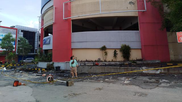 Situasi Glodok Plaza, Jakarta Barat pada Minggu (19/1/2025). Tempat tersebut terbakar pada Rabu malam 15 Januari 2025.
