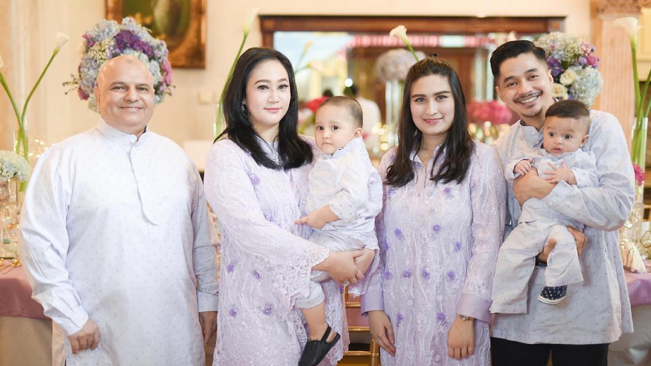 Bak Kakak Adik, Ini 7 Momen Kompak Angbeen Rishi dan Ibu Tirinya Saat Asuh Buah Hati