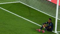 Bek Real Madrid, Eder Militao duduk di depan gawang usai laga Grup A Liga Champions melawan Paris Saint-Germain (PSG) di Parc des Princes, Rabu (18/9/2019). Real Madrid kalah telak dengan skor 0-3. (CHRISTOPHE ARCHAMBAULT / AFP)