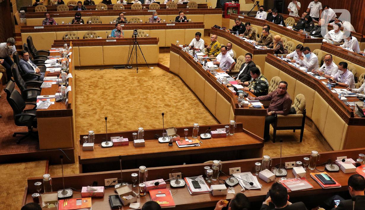 Suasana saat Menteri Dalam Negeri (Mendagri) Tito Karnavian, Wamendagri John Wempi Wetipo, Ketua KPU Hasyim Asy'ari, Ketua DKPP Muhammad, dan Ketua Bawaslu Rahmat Bagja mengikuti rapat dengar pendapat dengan Komisi II DPR di Kompleks Parlemen, Senayan, Jakarta, Rabu (31/8/2022). Rapat tersebut membahas mengenai persiapan Pemilu 2024 dan persiapan Pemilu di Papua. (Liputan6.com/Angga Yuniar)