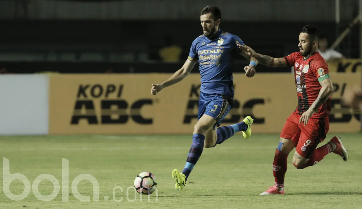 Bek Persib, Vladimir Vujovic, berebut bola dengan striker Persiba, Marlon Da Silva Moura pada laga lanjutan liga 1 Indonesia di Stadion GBLA, Bandung, Minggu (11/06/2017). Skor 0-0 di babak pertama (Bola.com/M Iqbal Ichsan)