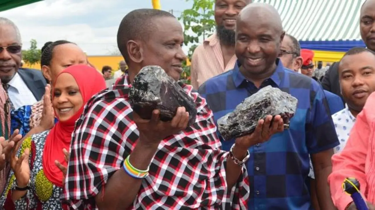 Laizer memegang batu berharga tanzanite- berencana membangun sekolah dan pusat perbelanjaan di komunitasnya. (Kementerian Mineral Tanzania)