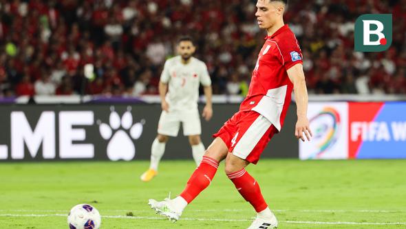 Gelandang Timnas Indonesia, Joey Pelupessy, menjalani debutnya bersama Tim Garuda ketika menghadapi Bahrain di laga Kualifikasi Piala Dunia 2026 zona Asia di Stadion Utama Gelora Bung Karno (SUGBK) Senayan, Jakarta, Selasa (25/3/2025) malam WIB. (Bola.com/Abdul Aziz)