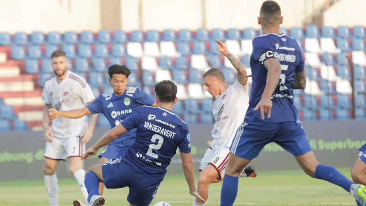PSIM Yogyakarta melawan PSM Makassar.