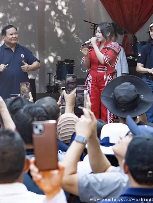 Tampil bersama Prabowo, Via Vallen memilih tampil sederhana tanpa mengenakan aksesori. [@indonesiaindc]