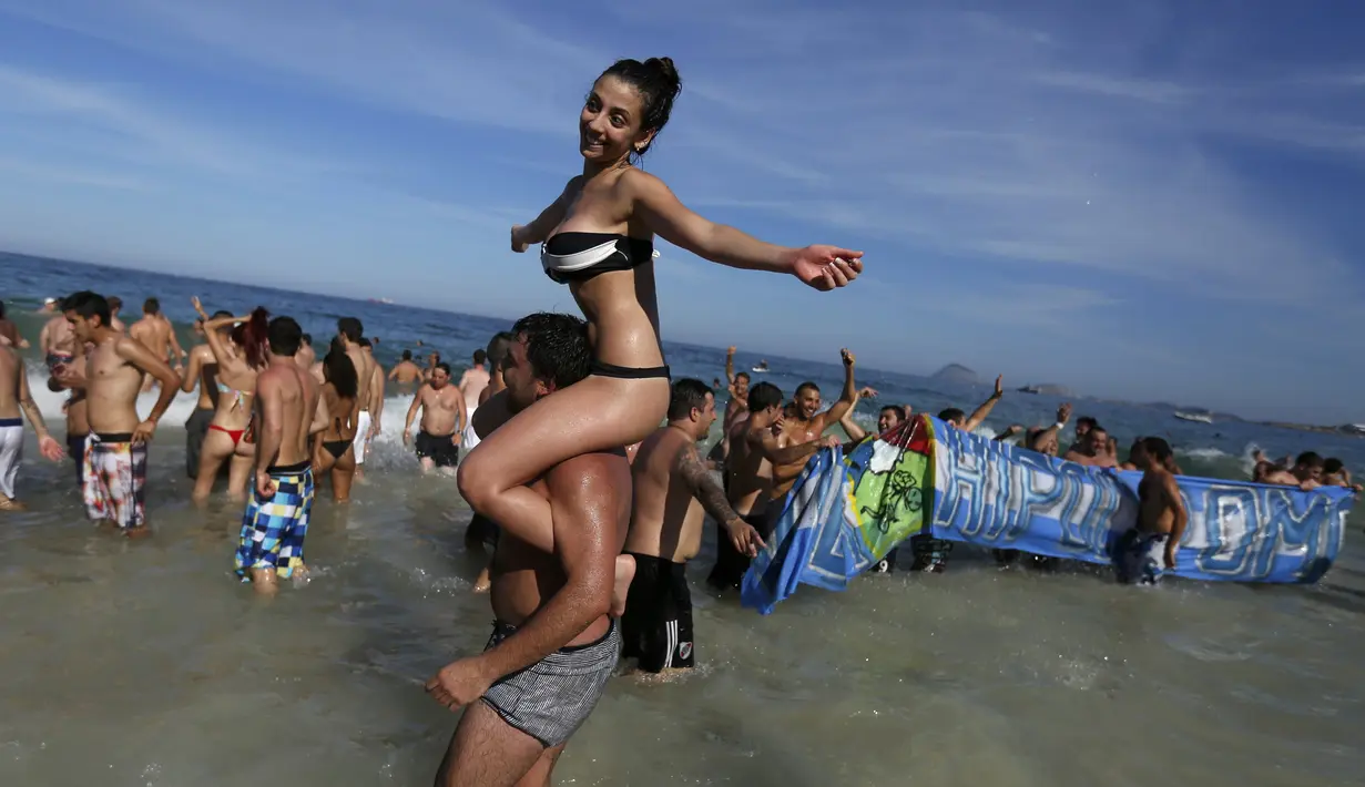 Fans Argentina merayakan kemenangan timnya di pantai Copacabana, Brasil, Sabtu (5/7/14). (REUTERS/Pilar Olivares)