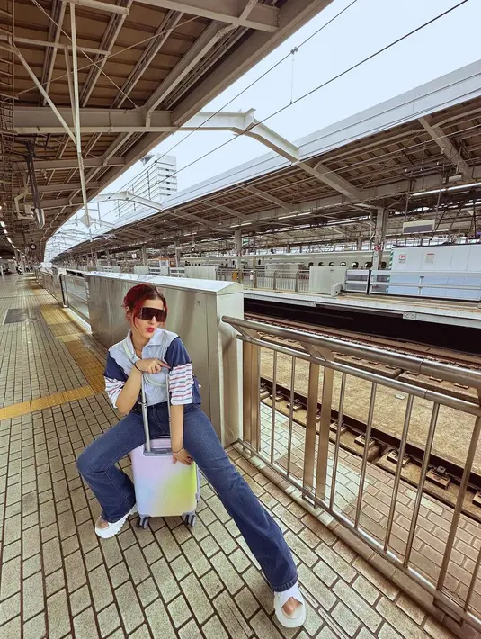 Ditambah aksesori wave shield sunglasses yang kian menyempurnakan OOTD ibu dua anak ini.  [Foto: IG/tasyafarasya].