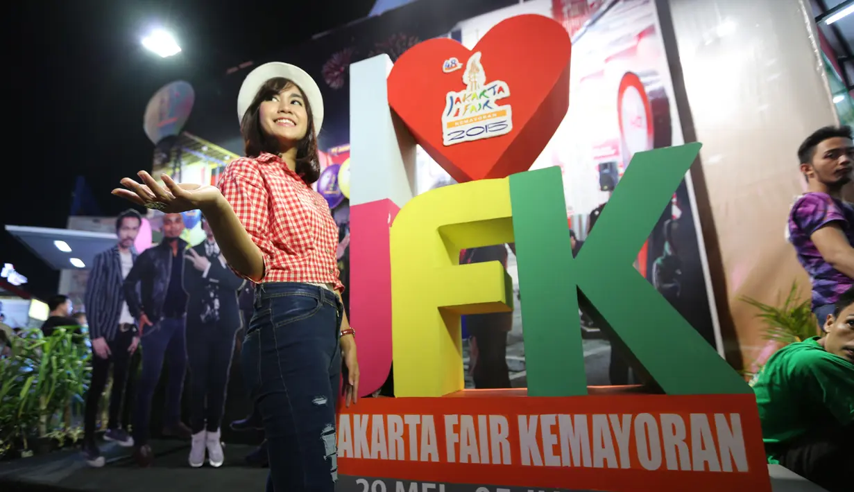 Meskipun bukan pertama ke JFK, namun kali ini Anisa Rahma memilih naik TransJakarta untuk menuju Jakarta Fair Kemayoran. (Nizar Zulmi/Bintang.com)
