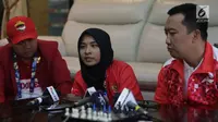 Menteri Pemuda dan Olahraga Imam Nahrawi dan atlet blind judo, Miftahul Jannah memberikan keterangan usai bermain catur di Jakarta, Selasa (9/10). Miftahul merupakan judoka yang diskualifikasi di Asian Para Games karena jilbab. (Merdeka.com/Imam Buhori)