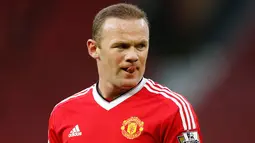 Striker Manchester United, Wayne Rooney (kiri) saat mengikuti pertandingan Barclays Under 21 Premier League atau liga Inggris U-21 di Old Trafford, (11/4). Striker Inggris itu bermain bersama punggawa Manchester United U-21. ( Reuters / Andrew Boyers)