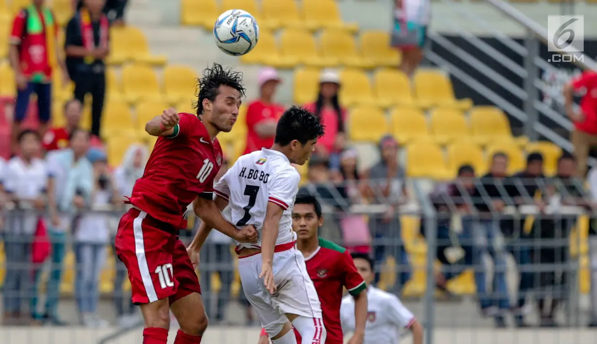 Timnas U-22 Indonesia Ezra Harm Ruud Walian berebut bola di udara saat melawan Myanmar dalam laga final perebutan medali perunggu Sea Games 2017 di Stadion MPS, Selayang, Malaysia, Selasa (29/8). (Liputan6.com/Faizal Fanani)