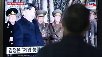 Sebuah layar TV menampilkan gambar pemimpin Korea Utara Kim Jong Un selama program berita di Stasiun Kereta Api Seoul di Seoul, Korea Selatan, Jumat (10/3/2023). Pemimpin Korea Utara Kim Jong Un mengawasi latihan artileri garis depan yang mensimulasikan serangan terhadap lapangan udara Korea Selatan yang tidak disebutkan namanya. (AP Photo/Ahn Young-joon)