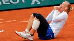 Ekspresi petenis Belanda, Kiki Bertens, setelah menang melawan petenis Swiss, Timea Bacsinszky, dalam perempat final Prancis Terbuka 2016 di Roland Garros, Paris, Prancis, (2/6/2016). (Reuters/Gonzalo Fuentes)