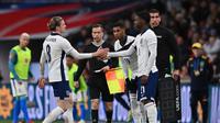Pemain muda Timnas Inggris, Kobbie Mainoo, masuk lapangan untuk menjalani debutnya bersama The Three Lions ketika menghadapi Brasil di Wembley Stadium, Minggu (24/3/2024) dini hari WIB. (Glyn KIRK / AFP)