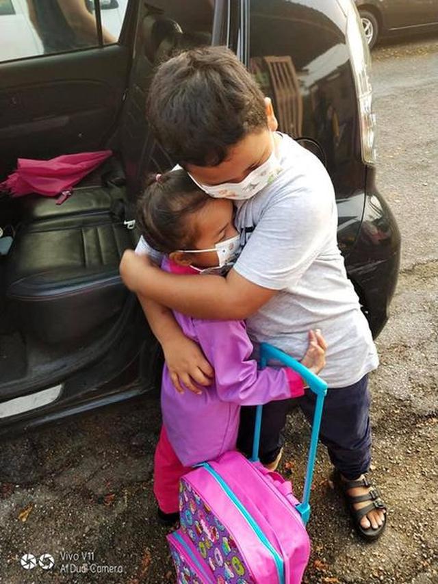 Tak Bisa Jauh, Bocah Ini Menangis saat Ditinggal Sang Adik ke Sekolah