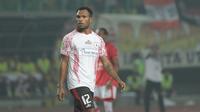 Pemain Persipura Jayapura, Nelson Alom saat bersama timnya melawan Persija Jakarta pada Liga 1 2017 di Stadion Patriot, Bekasi, (8/7/2017). Persija bermain imbang 1-1. (Bola.com/Nicklas Hanoatubun) 